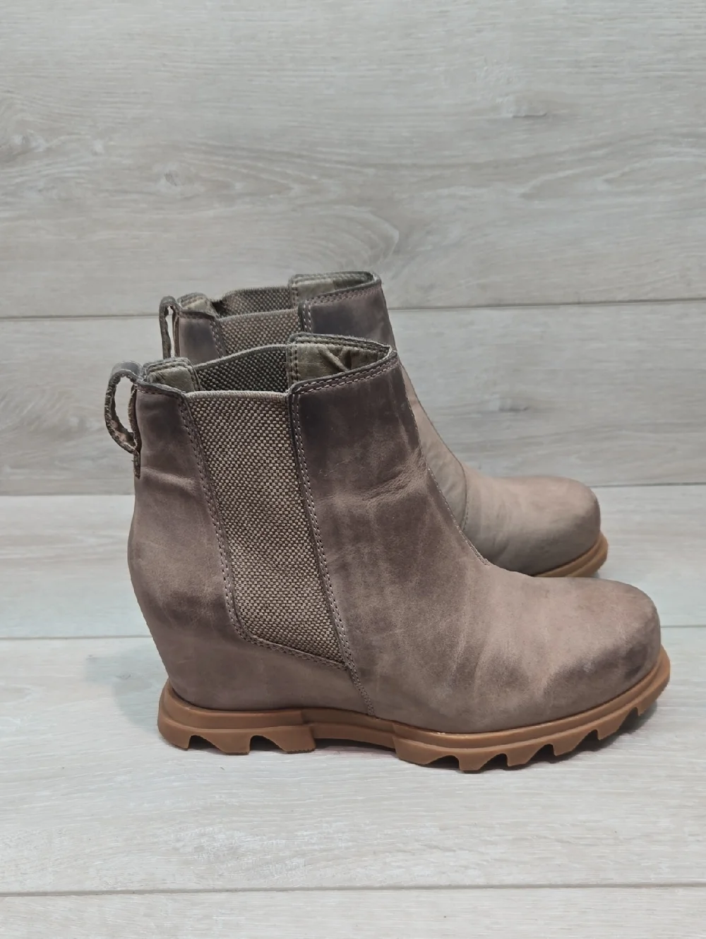 Sorel Women AnkleTaupe Suede Hidden Wedge Chelsea Booties Shoes Sz 7.5